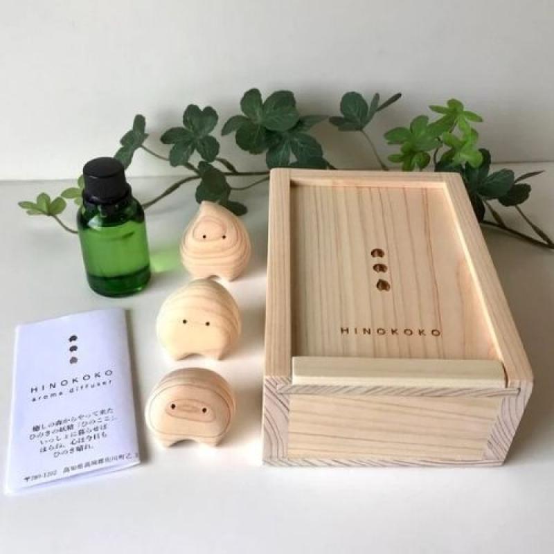 ひのきの妖精ひのここ（3体）とヒノキ精油の癒しアロマセット　ヒノキ製木箱入り(木工房ゆうむさん)のメインイメージ