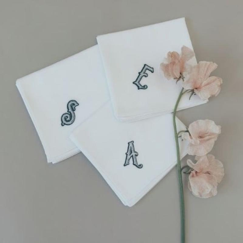 【ブライダルハンカチ】ネイビー刺繍　刺繍「 T 」(MANUさん)のメインイメージ