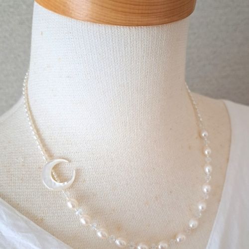 【Moon】月型シェル×淡水パールネックレス　MNE608　ゴールド色(unupli jewelry ‐ウヌプリ ジュエリー‐さん)のメインイメージ