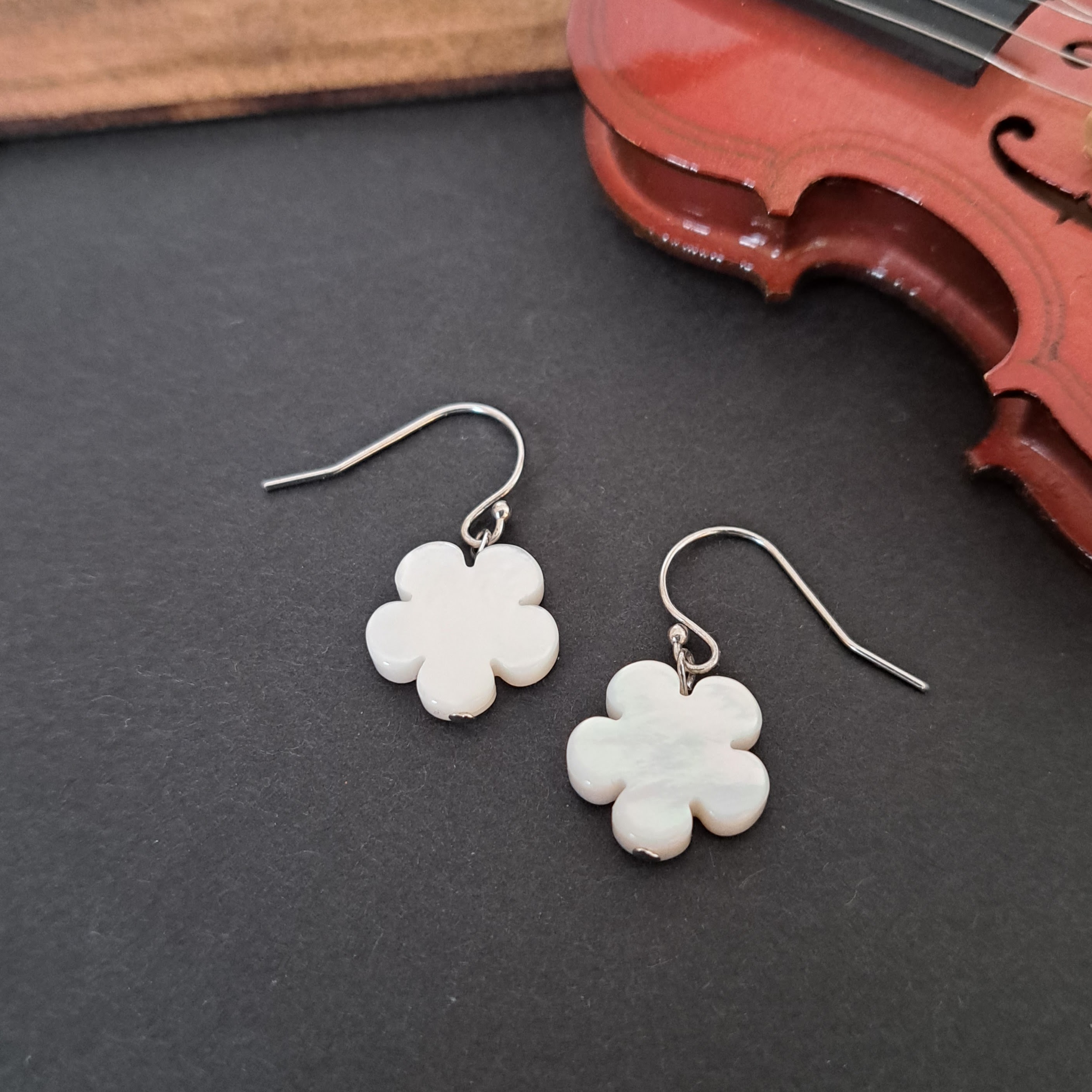 【Flower】花型マザーオブパールピアス　MPE704(unupli jewelry ‐ウヌプリ ジュエリー‐さん)のメインイメージ