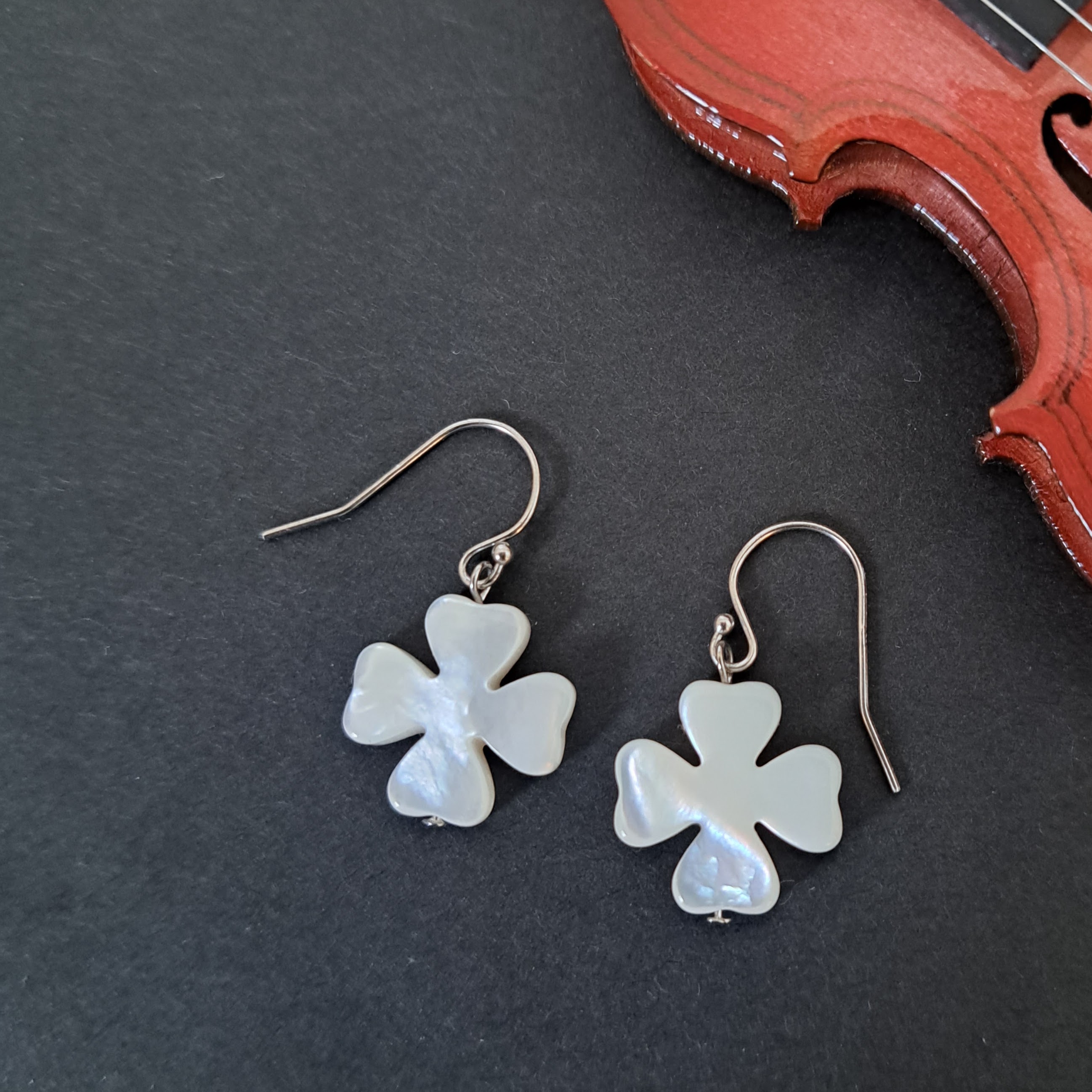 【Clover】クローバー型マザーオブパールピアス　MPE705(unupli jewelry ‐ウヌプリ ジュエリー‐さん)のメインイメージ