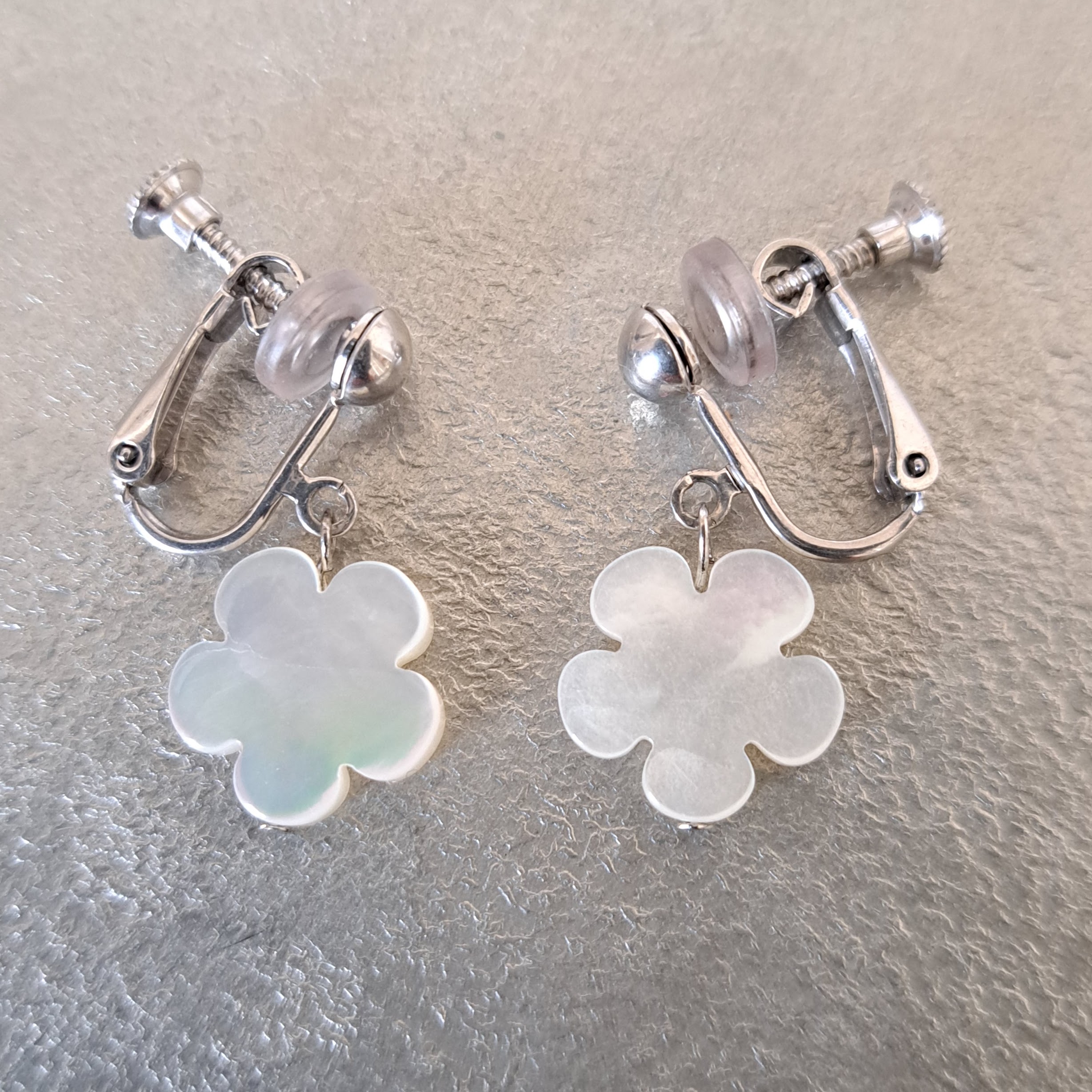 【Flower】花型マザーオブパールイヤリング　MER704(unupli jewelry ‐ウヌプリ ジュエリー‐さん)のメインイメージ