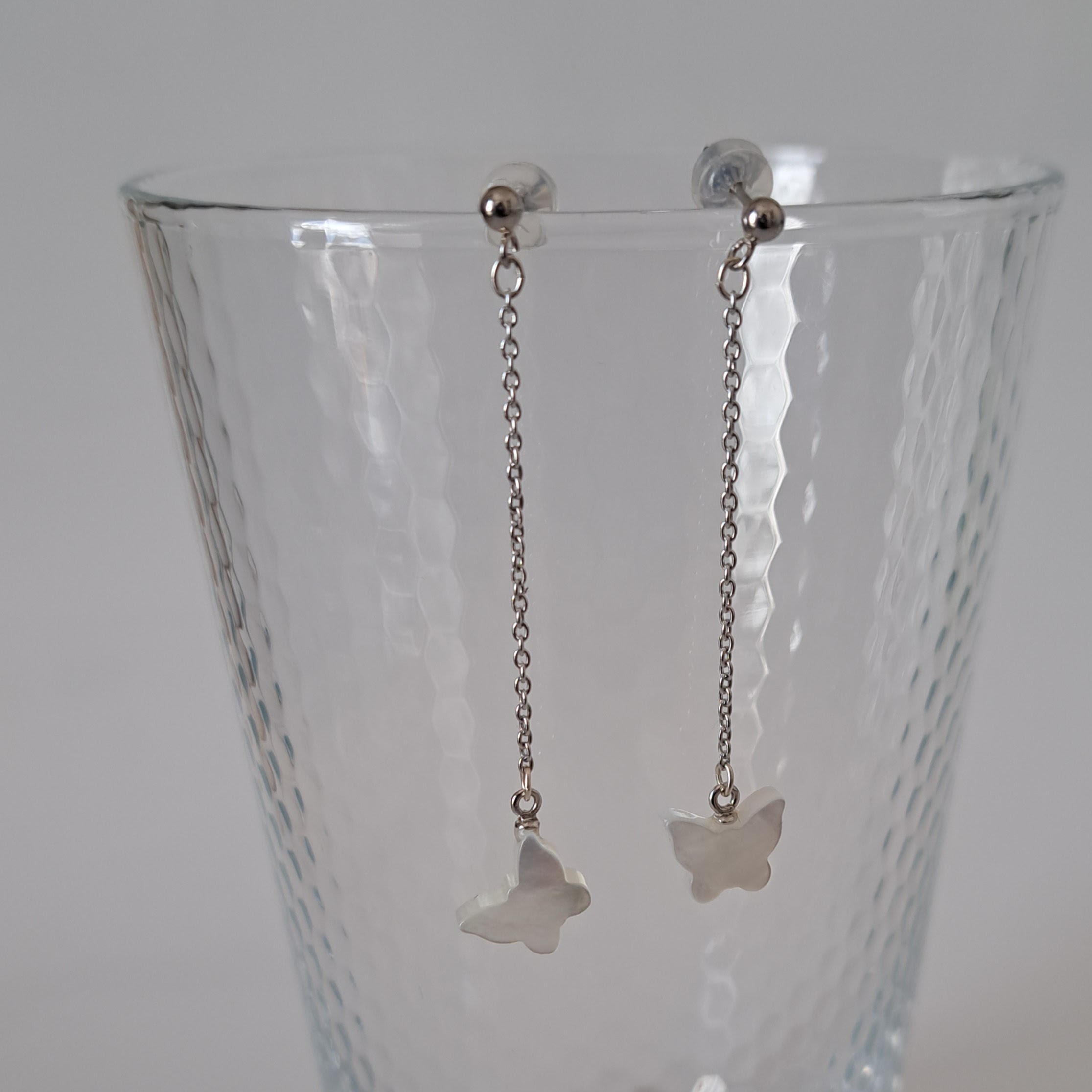【Butterfly】蝶々型シェルピアス(チェーンタイプ)　MPE708(unupli jewelry ‐ウヌプリ ジュエリー‐さん)のメインイメージ
