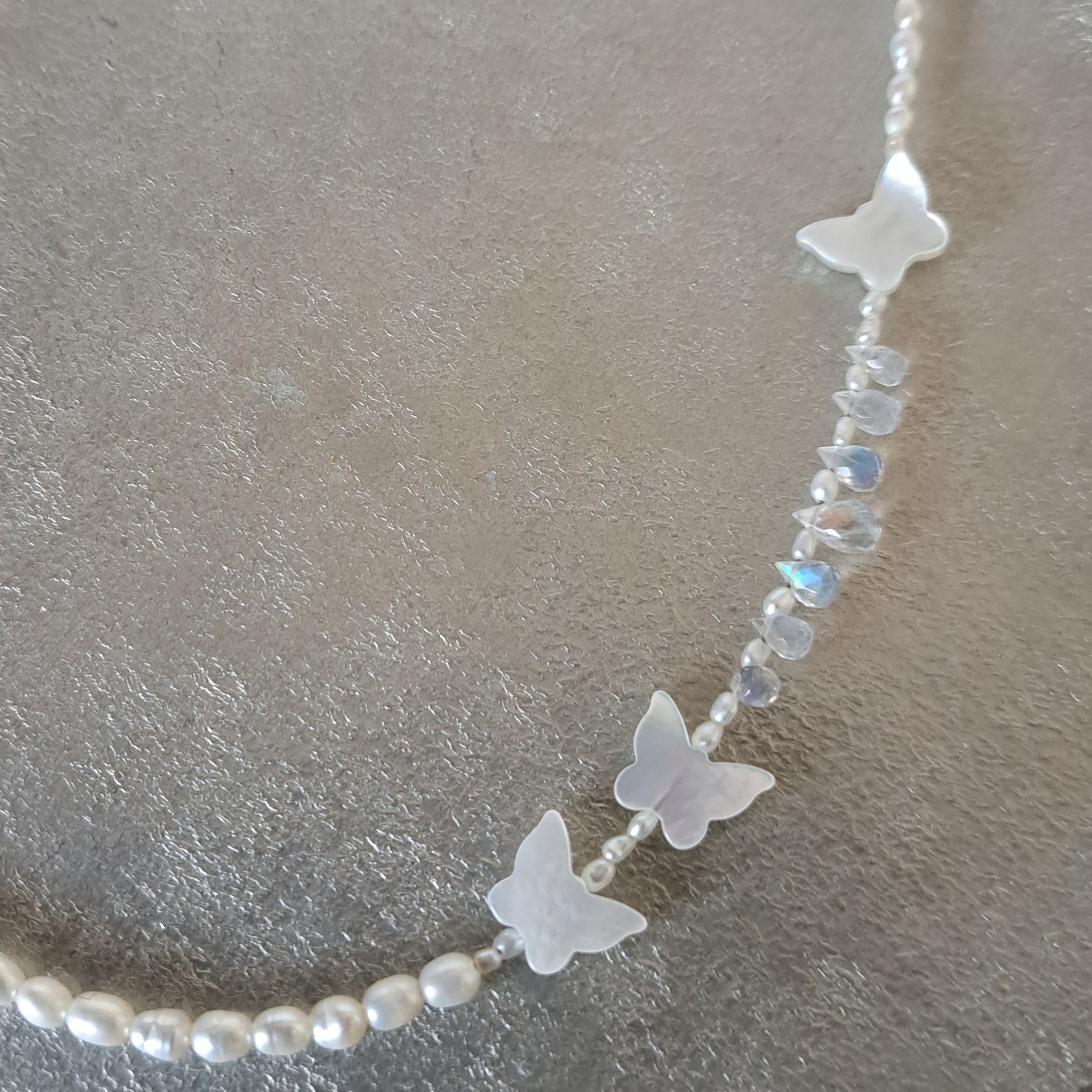 Butterfly】蝶々型シェル×ブルームーンストーン×淡水パールネックレス　MNE709(unupli jewelry ‐ウヌプリ ジュエリー‐さん)のメインイメージ