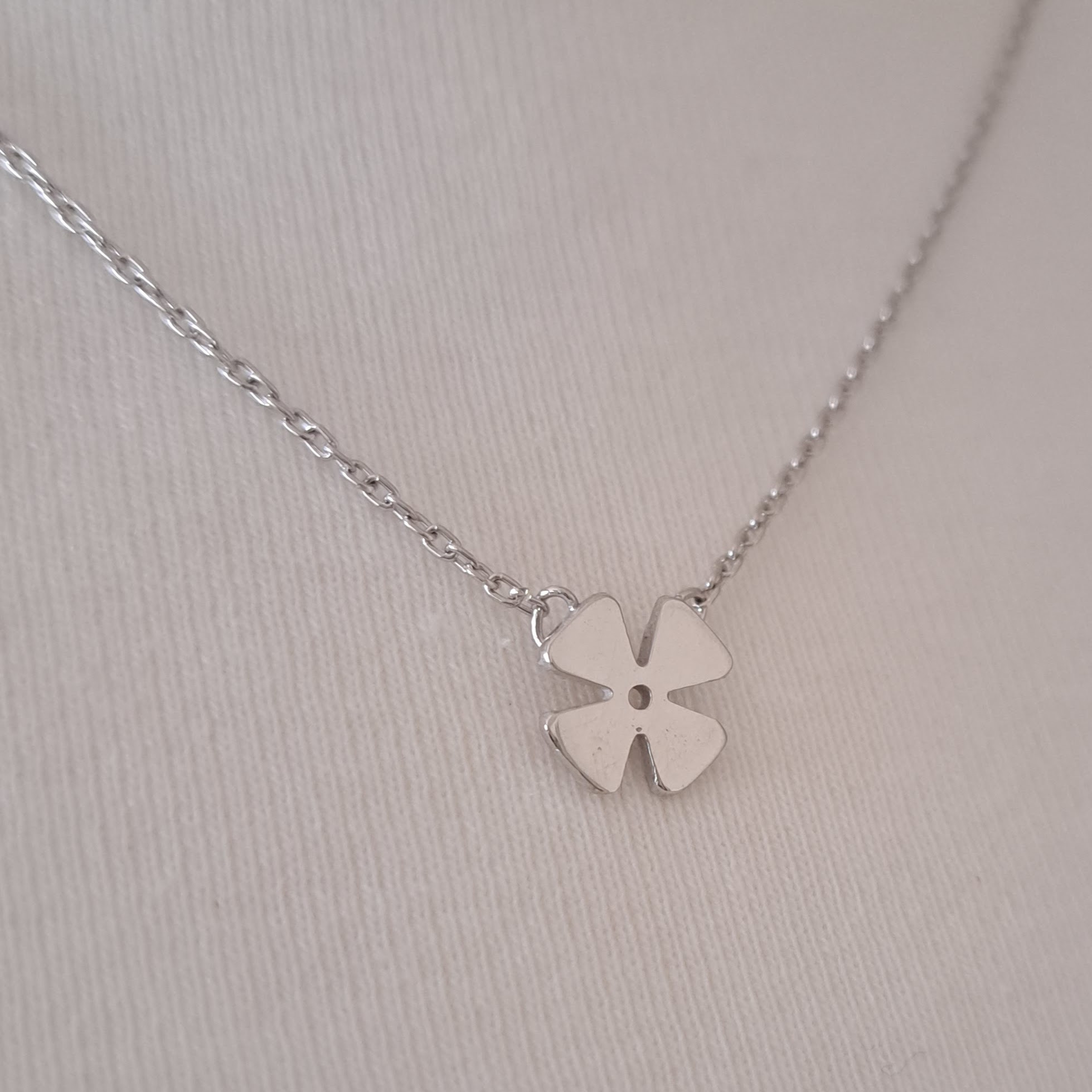 【四つ葉のクローバー】シルバーペンダントネックレス　ANE001　幸運モチーフのシルバーペンダント(unupli jewelry ‐ウヌプリ ジュエリー‐さん)のメインイメージ