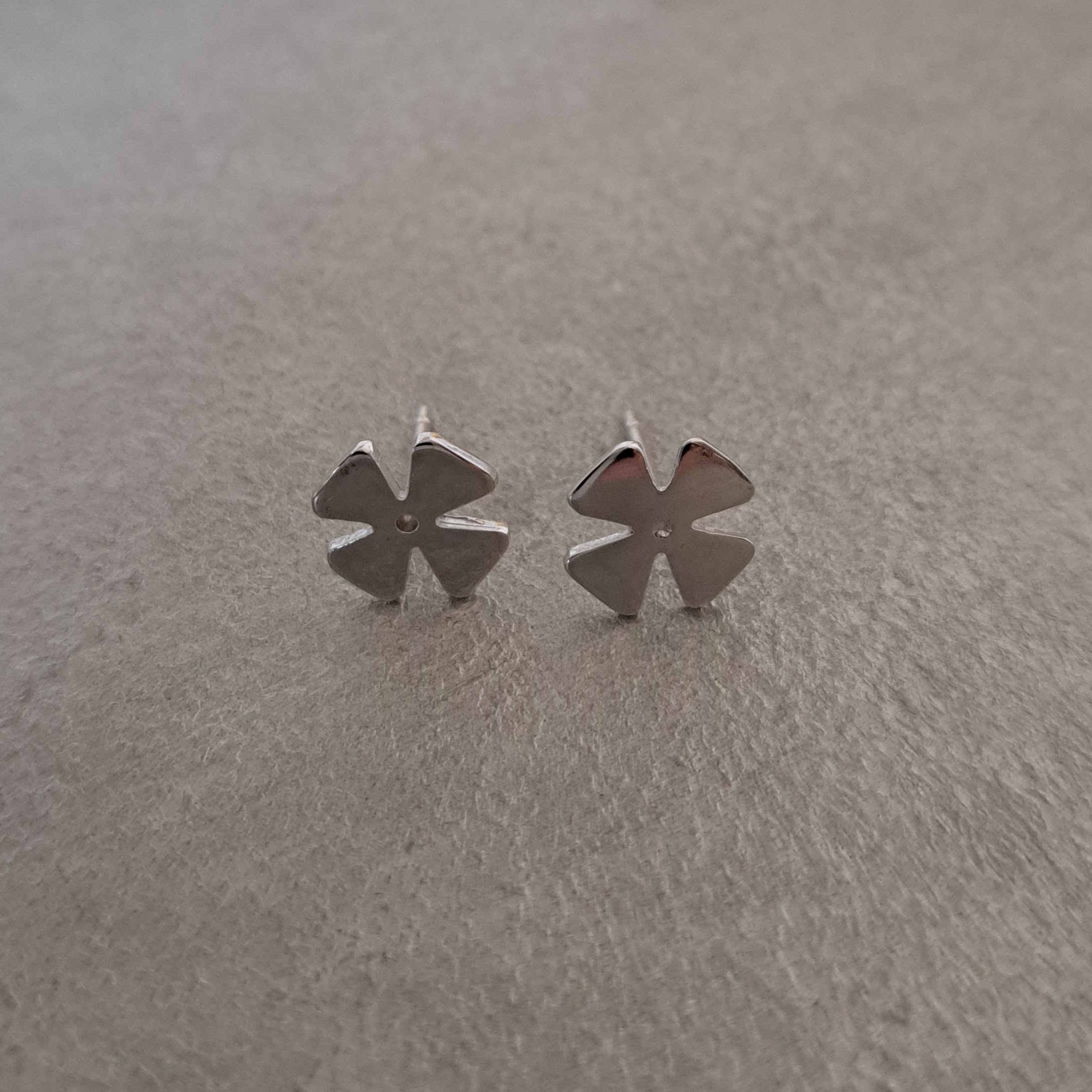 【四つ葉のクローバー】シルバーピアス　APE001(unupli jewelry ‐ウヌプリ ジュエリー‐さん)のメインイメージ