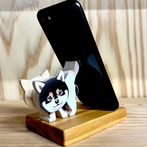 黒柴のスマホスタンド【君は放物線を見たか？】台座：レギュラー(木工房ゆうむさん)のメインイメージ