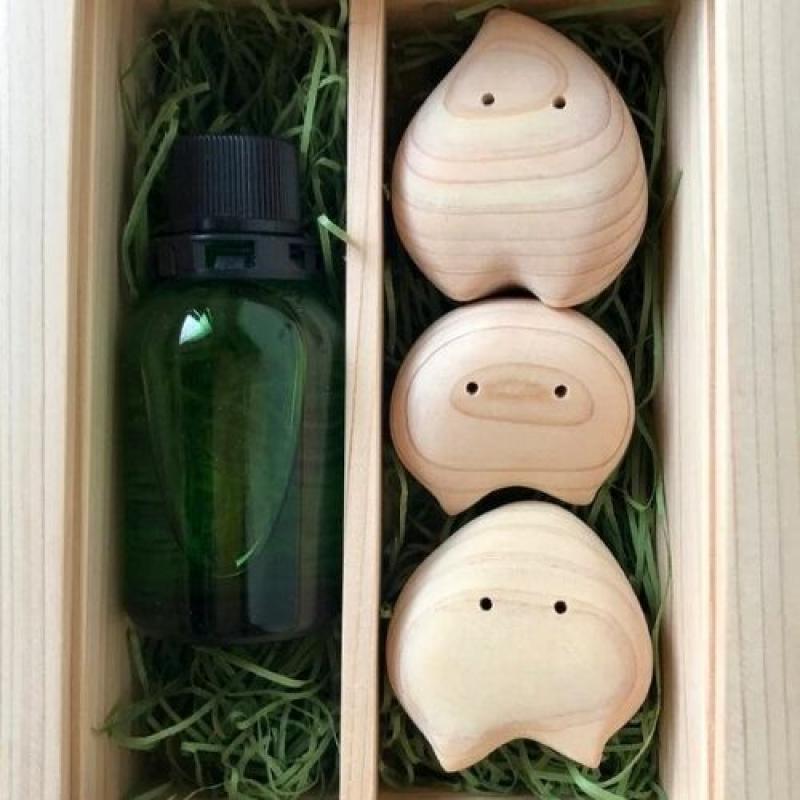 ひのきの妖精ひのここ（3体）とヒノキ精油の癒しアロマセット　ヒノキ製木箱入り(木工房ゆうむさん)のメインイメージ