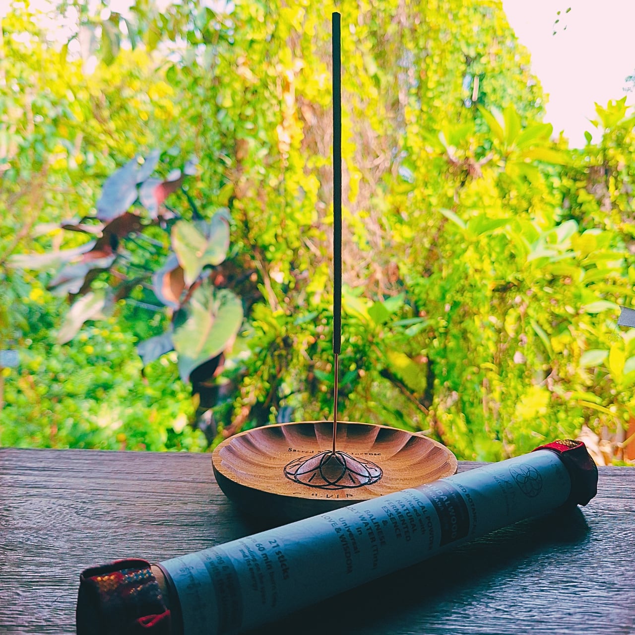 【チーク製お香立て】竹芯香用 1本挿し フラワーA（ロゴ刻印あり）(ISHIKI-BALI　(■出店準備中)さん)のメインイメージ