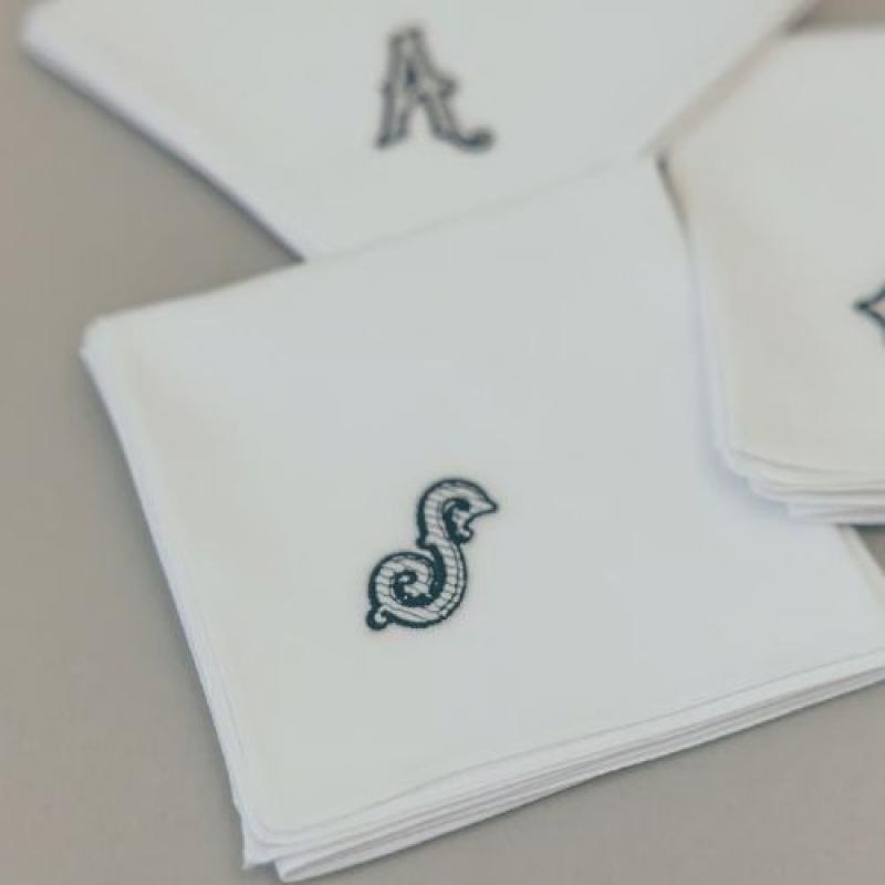 【ブライダルハンカチ】ネイビー刺繍　刺繍「 T 」(MANUさん)のメインイメージ