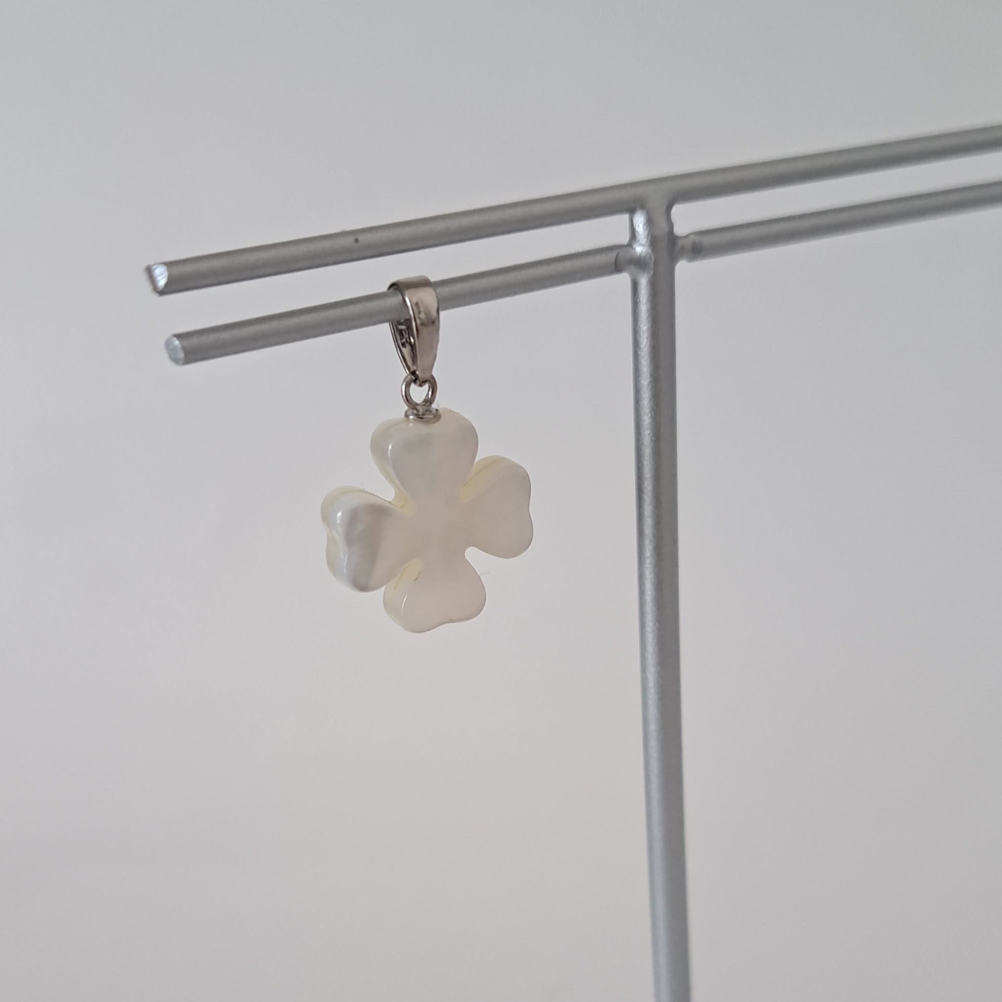 【Clover】クローバー型マザーオブパールペンダントトップ　MPH705(unupli jewelry ‐ウヌプリ ジュエリー‐さん)のメインイメージ