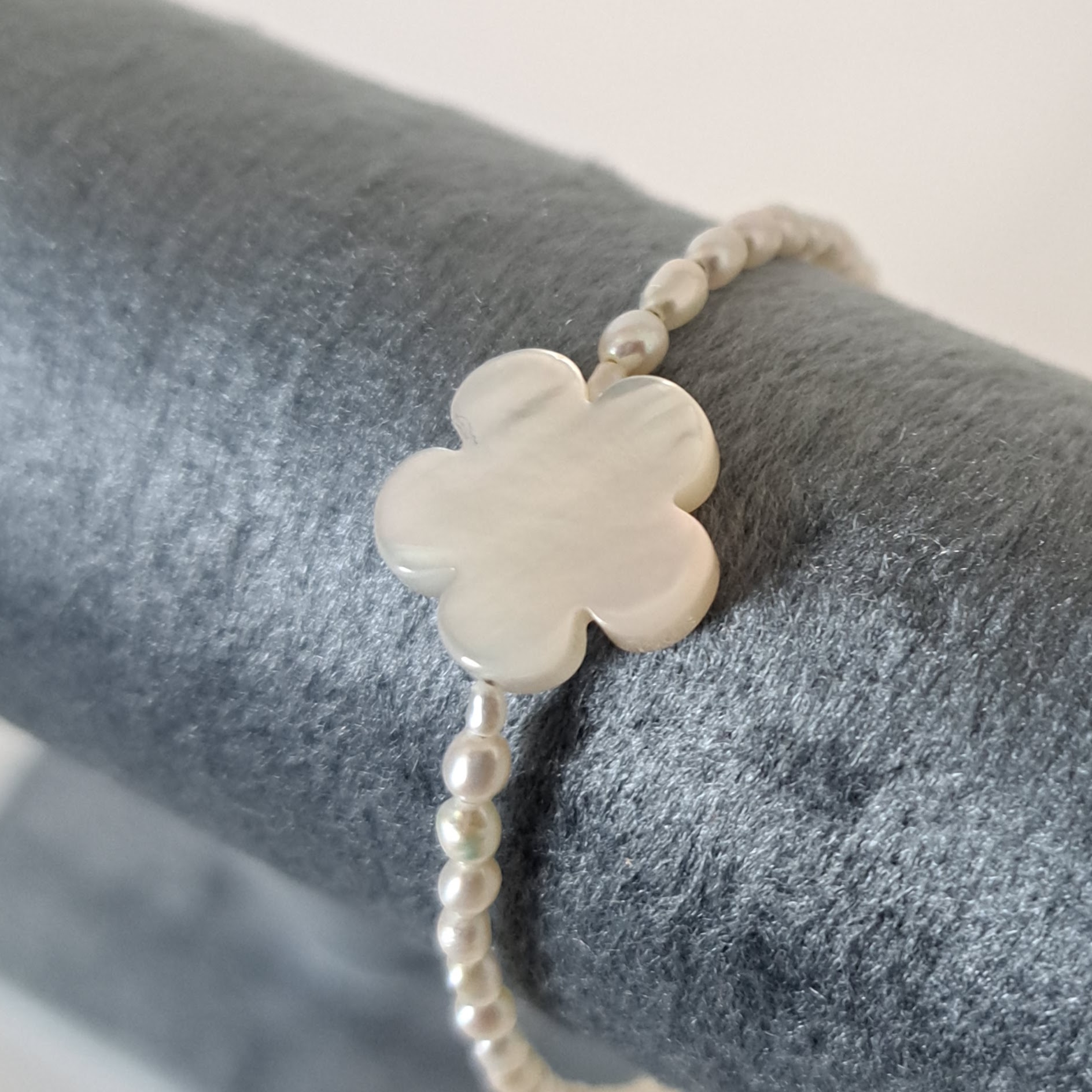 【Flower】花型マザーオブパール×淡水パールブレスレット　MBL704(unupli jewelry ‐ウヌプリ ジュエリー‐さん)のメインイメージ