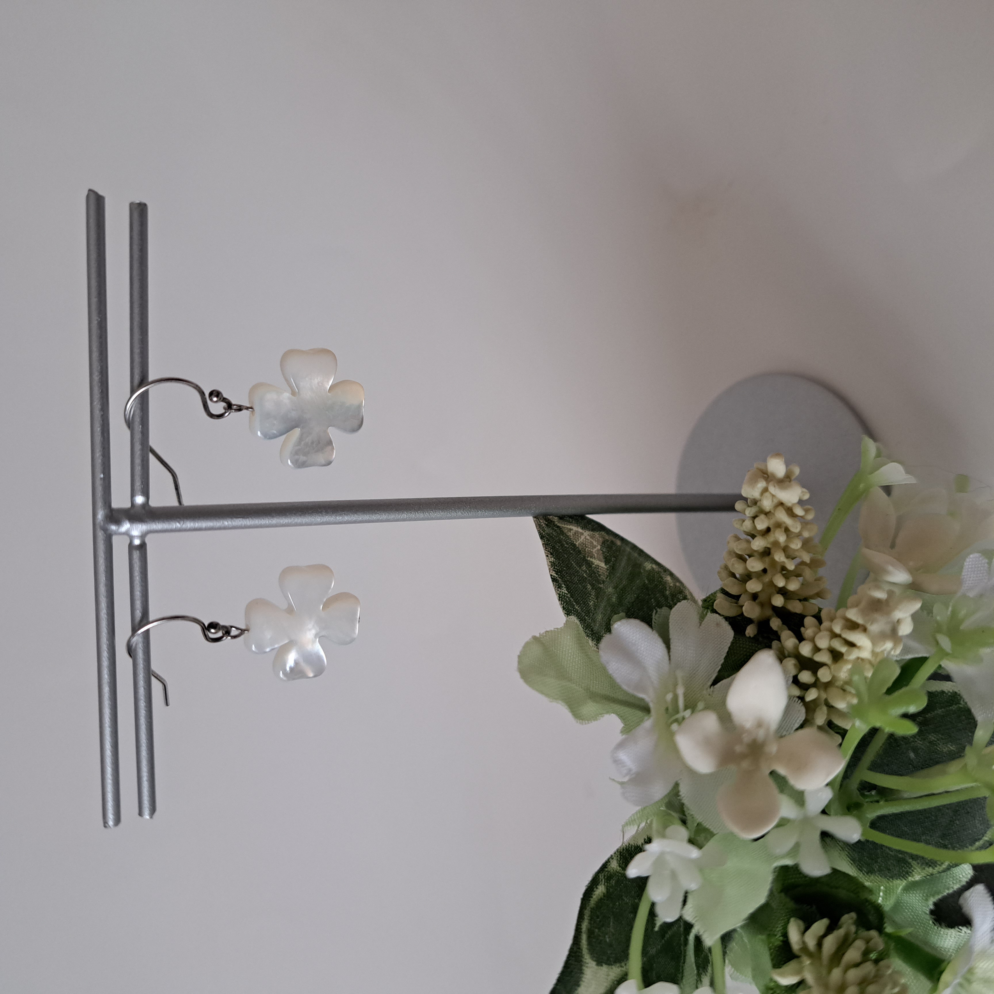 【Clover】クローバー型マザーオブパールピアス　MPE705(unupli jewelry ‐ウヌプリ ジュエリー‐さん)のメインイメージ