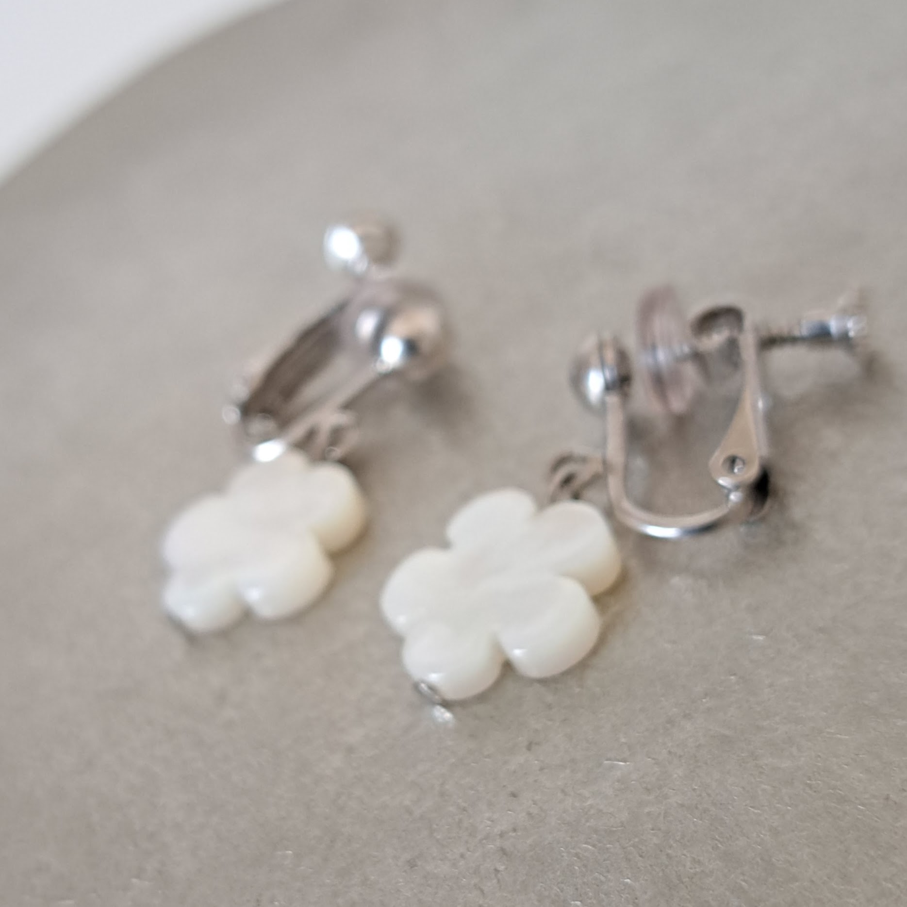 【Flower】花型マザーオブパールイヤリング　MER704(unupli jewelry ‐ウヌプリ ジュエリー‐さん)のメインイメージ