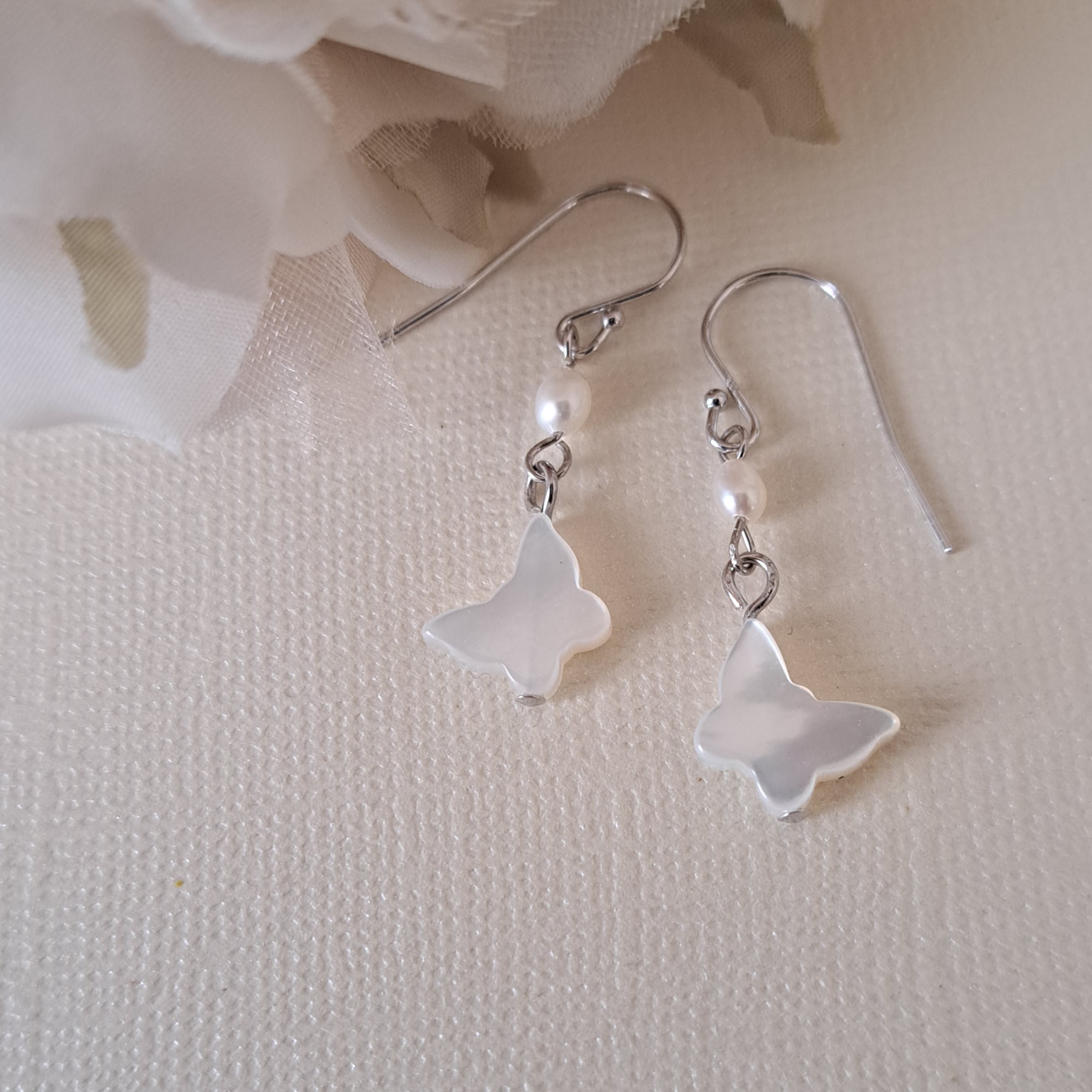 【Butterfly】蝶々型シェル×淡水パールピアス　MPE707(unupli jewelry ‐ウヌプリ ジュエリー‐さん)のメインイメージ