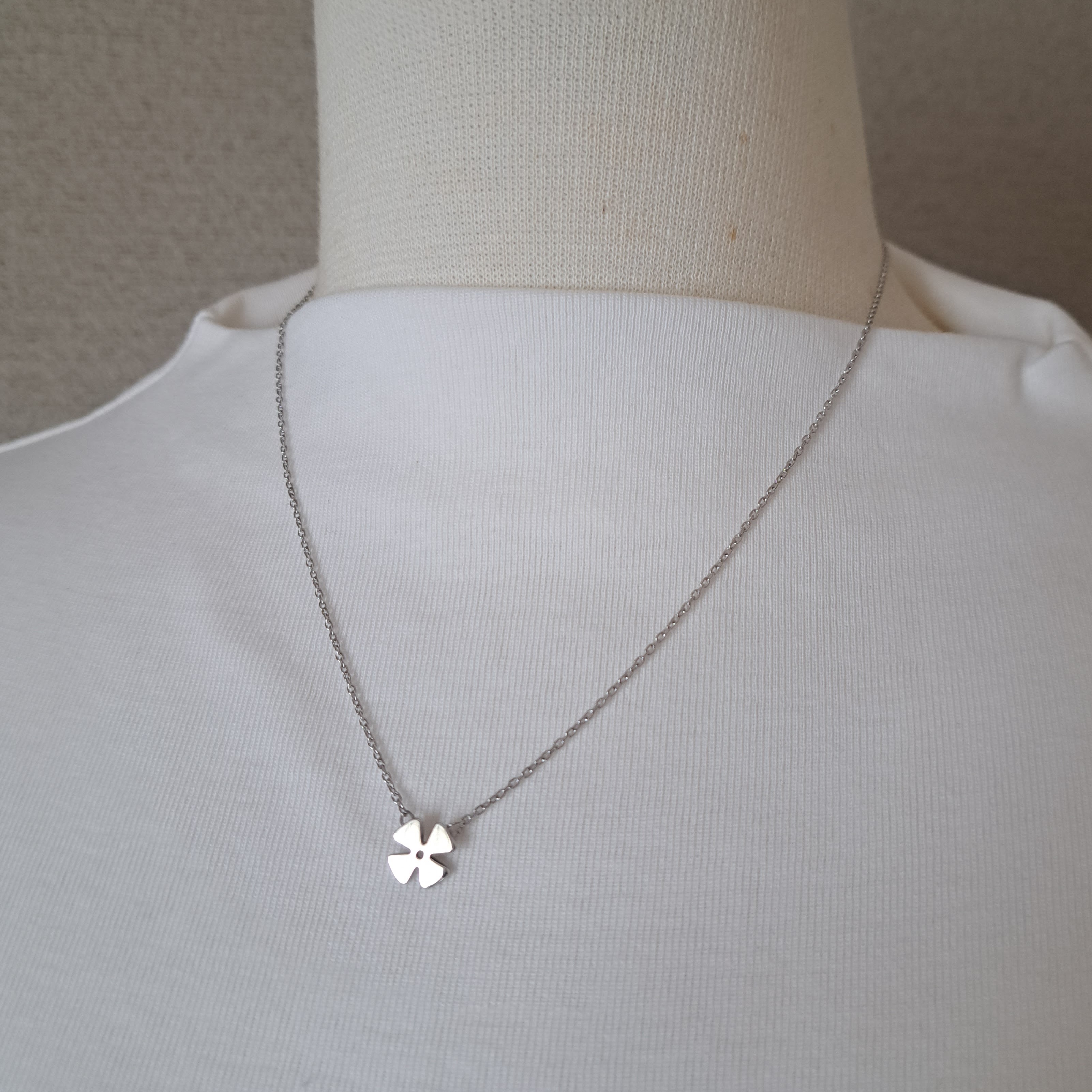 【四つ葉のクローバー】シルバーペンダントネックレス　ANE001　幸運モチーフのシルバーペンダント(unupli jewelry ‐ウヌプリ ジュエリー‐さん)のメインイメージ