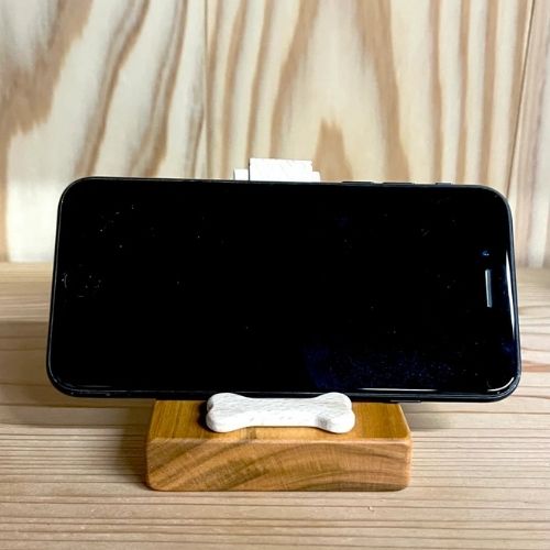 黒柴のスマホスタンド【君は放物線を見たか？】台座：レギュラー(木工房ゆうむさん)のメインイメージ