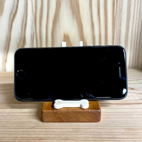 フレンチブルドッグ（ブリンドル）のスマホスタンド【君は放物線を見たか？】台座：レギュラー(木工房ゆうむさん)のメインイメージ