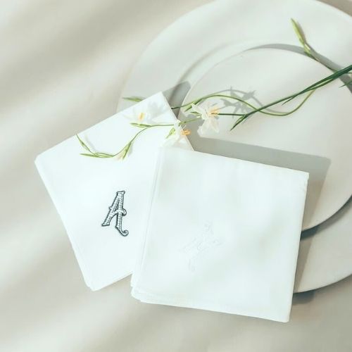 【ブライダルハンカチ】ホワイト刺繍　刺繍「 A 」(MANUさん)のメインイメージ