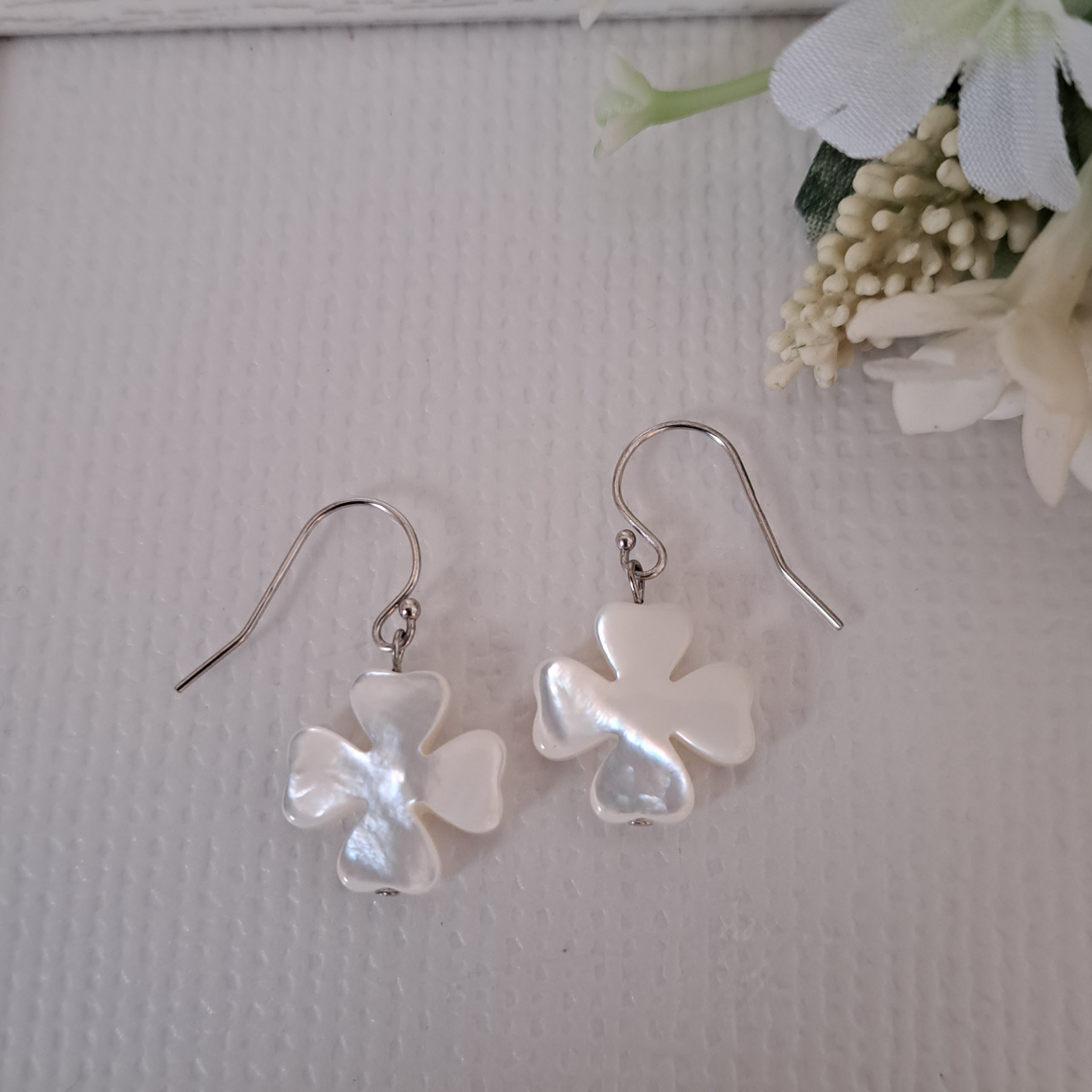 【Clover】クローバー型マザーオブパールピアス　MPE705(unupli jewelry ‐ウヌプリ ジュエリー‐さん)のメインイメージ