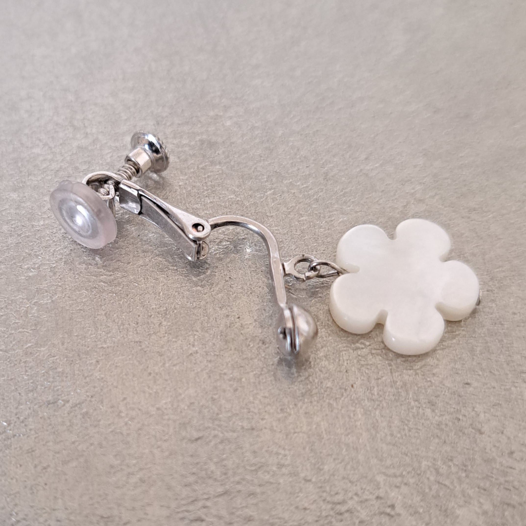 【Flower】花型マザーオブパールイヤリング　MER704(unupli jewelry ‐ウヌプリ ジュエリー‐さん)のメインイメージ