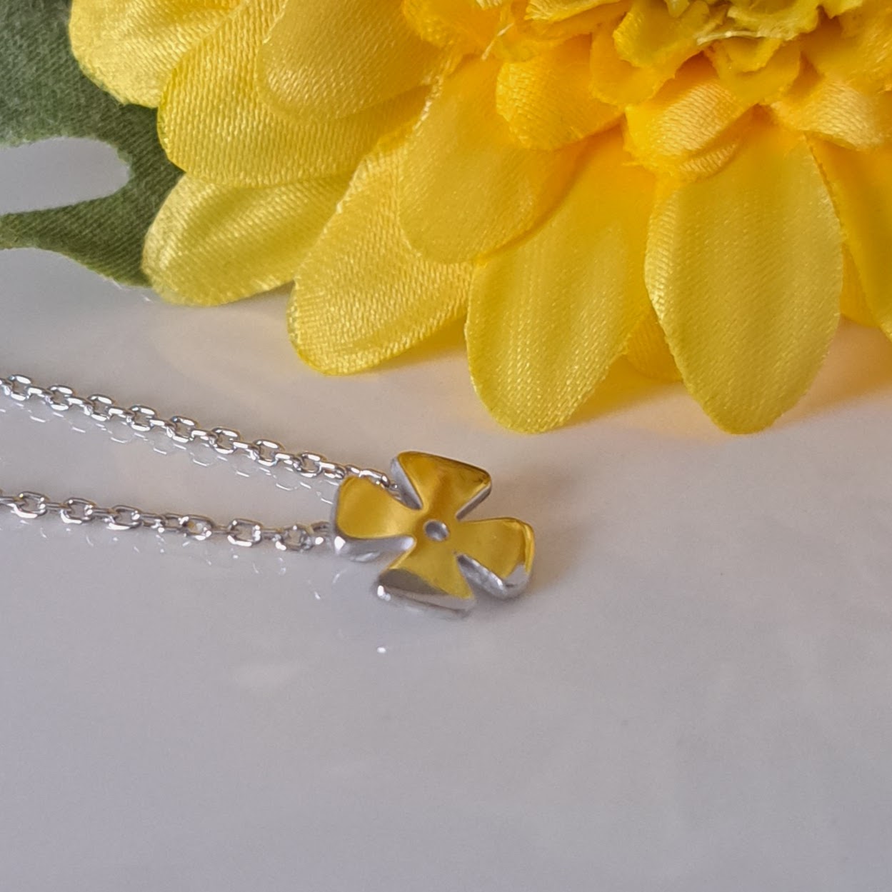 【四つ葉のクローバー】シルバーペンダントネックレス　ANE001　幸運モチーフのシルバーペンダント(unupli jewelry ‐ウヌプリ ジュエリー‐さん)のメインイメージ