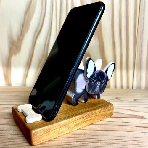 フレンチブルドッグ（ブリンドル）のスマホスタンド【君は放物線を見たか？】台座：レギュラー(木工房ゆうむさん)のメインイメージ