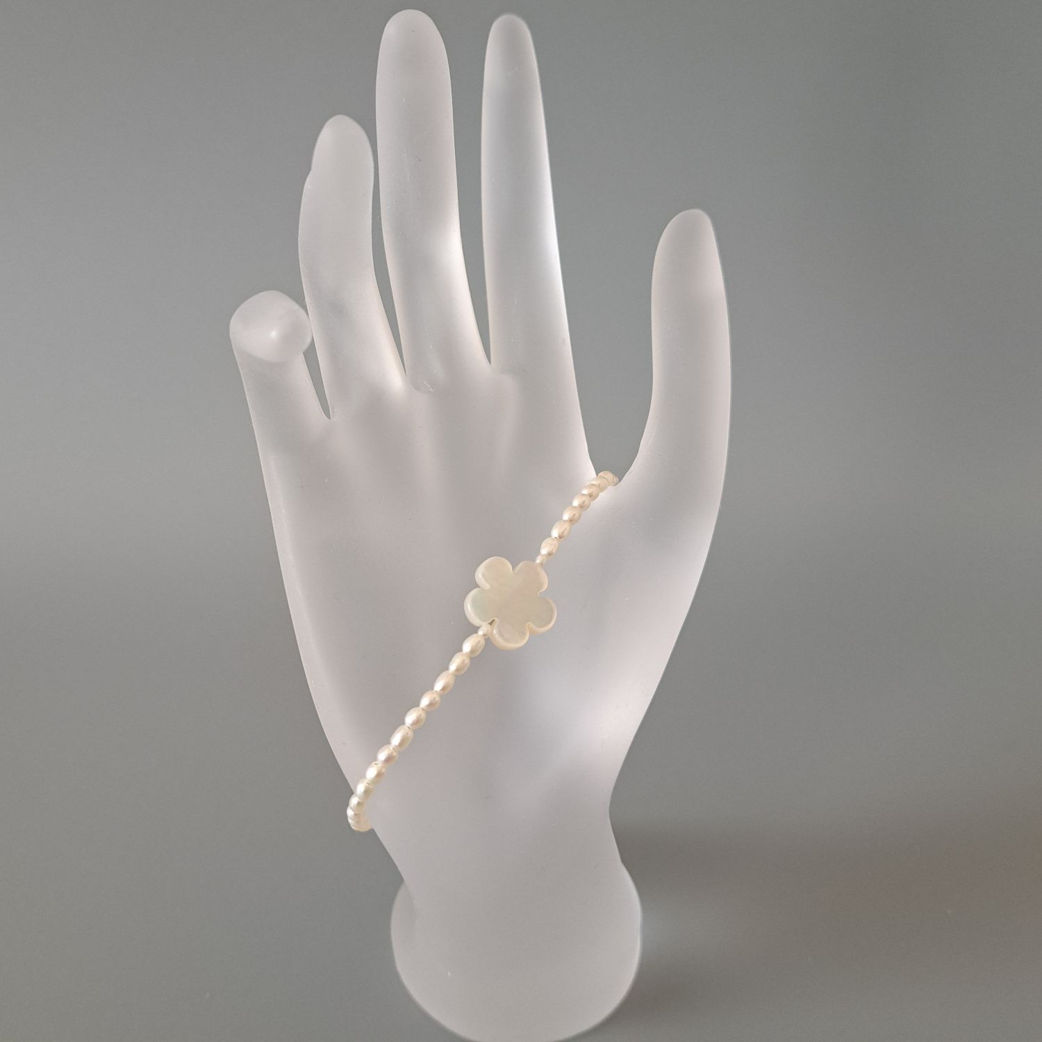 【Flower】花型マザーオブパール×淡水パールブレスレット　MBL704(unupli jewelry ‐ウヌプリ ジュエリー‐さん)のメインイメージ