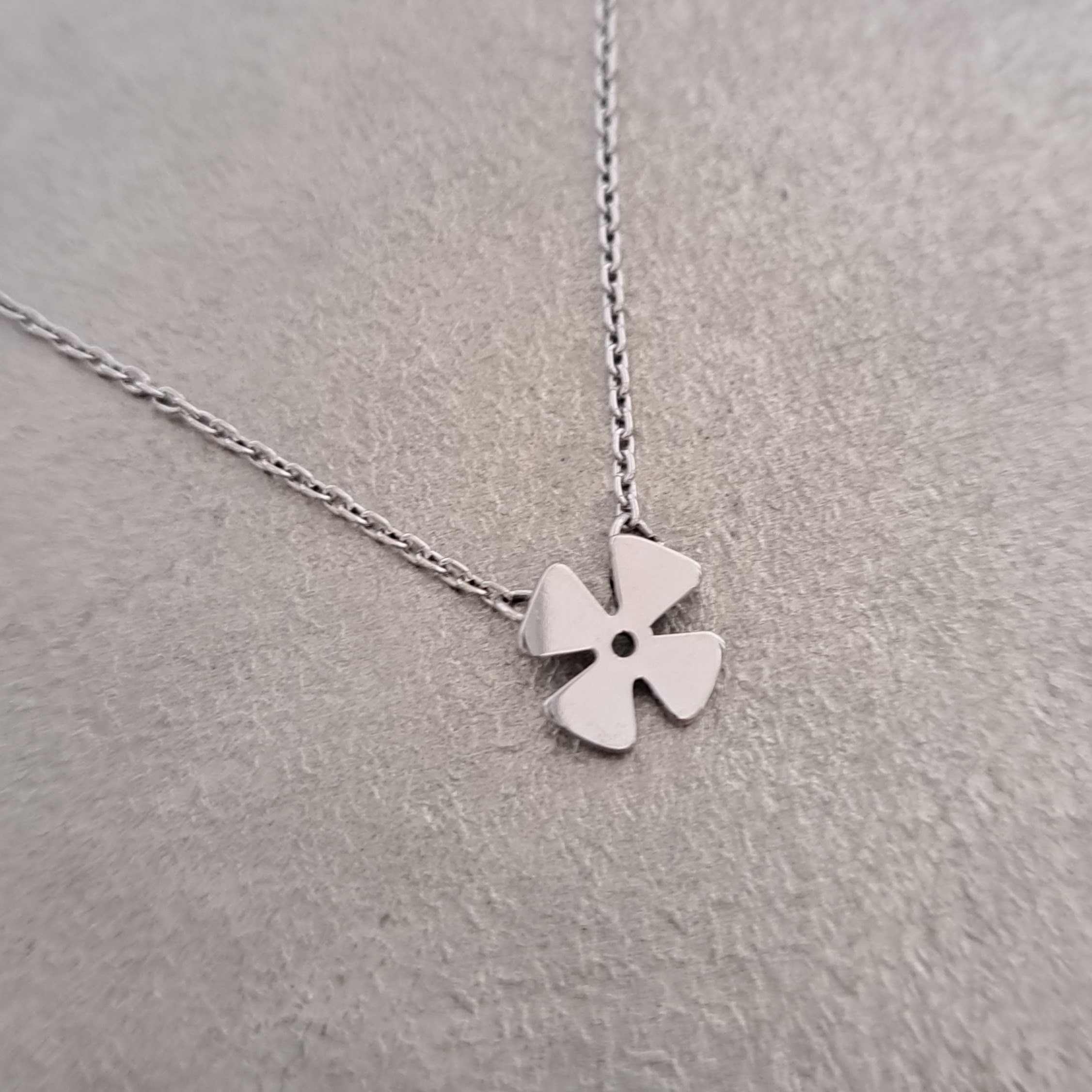 【四つ葉のクローバー】シルバーペンダントネックレス　ANE001　幸運モチーフのシルバーペンダント(unupli jewelry ‐ウヌプリ ジュエリー‐さん)のメインイメージ