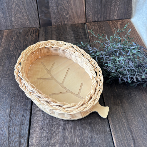 【母の日におすすめ】 木と籐のリーフトレー(toAmu_rattan ‐トウアムラタン‐さん)のメインイメージ