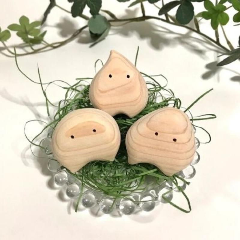ひのきの妖精 ひのここギフト　カーアロマ　ヒノキ製木箱入り　しずく　消臭効果抜群(木工房ゆうむさん)のメインイメージ